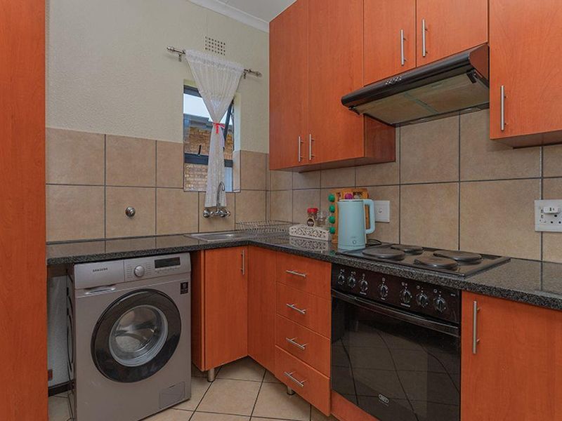 Stunning two bedroom upstairs unit in sought after complex! (Ravens Gardens) - Photo 2