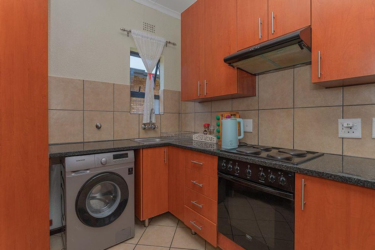 Stunning two bedroom upstairs unit in sought after complex! (Ravens Gardens) - Photo 2