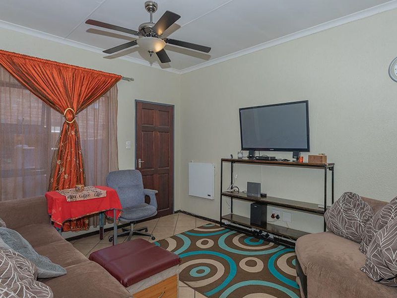 Stunning two bedroom upstairs unit in sought after complex! (Ravens Gardens) - Photo 5