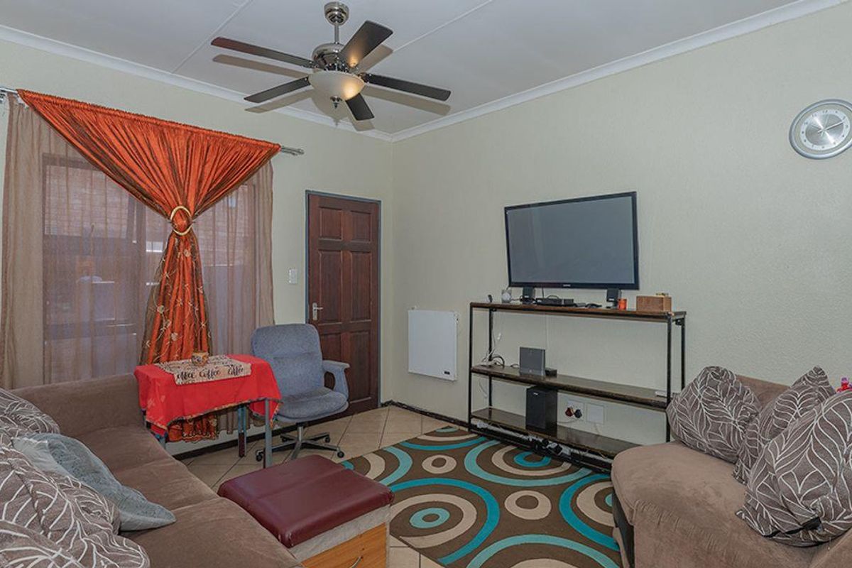 Stunning two bedroom upstairs unit in sought after complex! (Ravens Gardens) - Photo 5