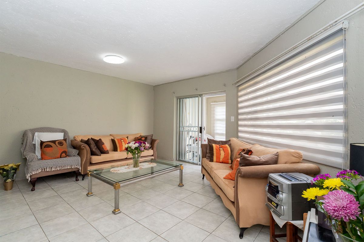 GROUND FLOOR APARTMENT. INVESTORS DREAM - Photo 5
