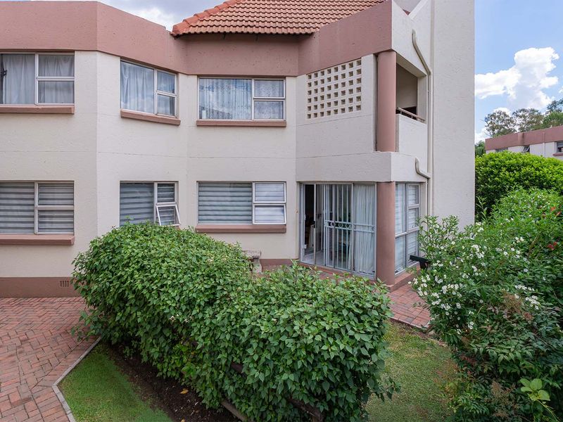 GROUND FLOOR APARTMENT. INVESTORS DREAM - Photo 1