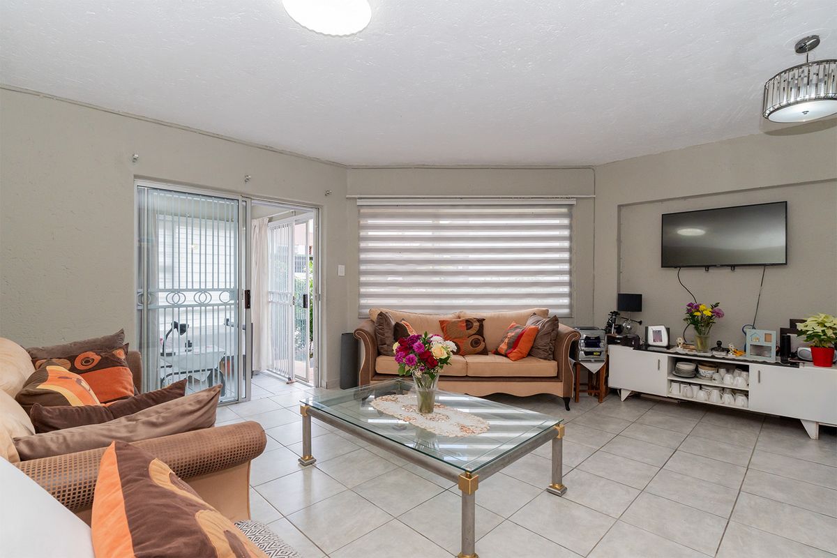 GROUND FLOOR APARTMENT. INVESTORS DREAM - Photo 2