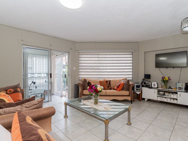 GROUND FLOOR APARTMENT. INVESTORS DREAM - Photo 2