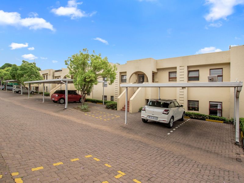 Spacious 2 bedroom, 1 bathroom home with private garden - Photo 3