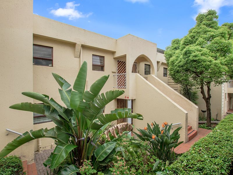 Spacious 2 bedroom, 1 bathroom home with private garden - Photo 2