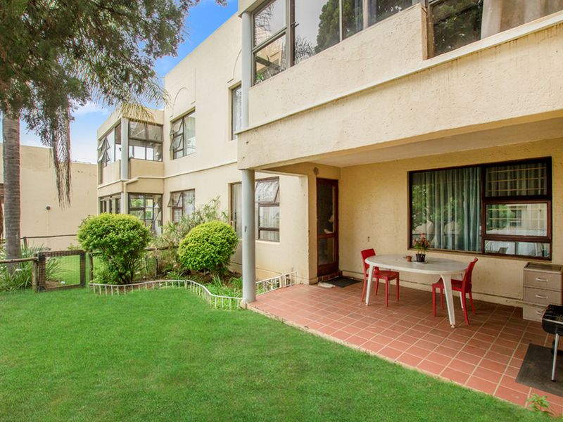 Spacious 2 bedroom, 1 bathroom home with private garden - Photo 6