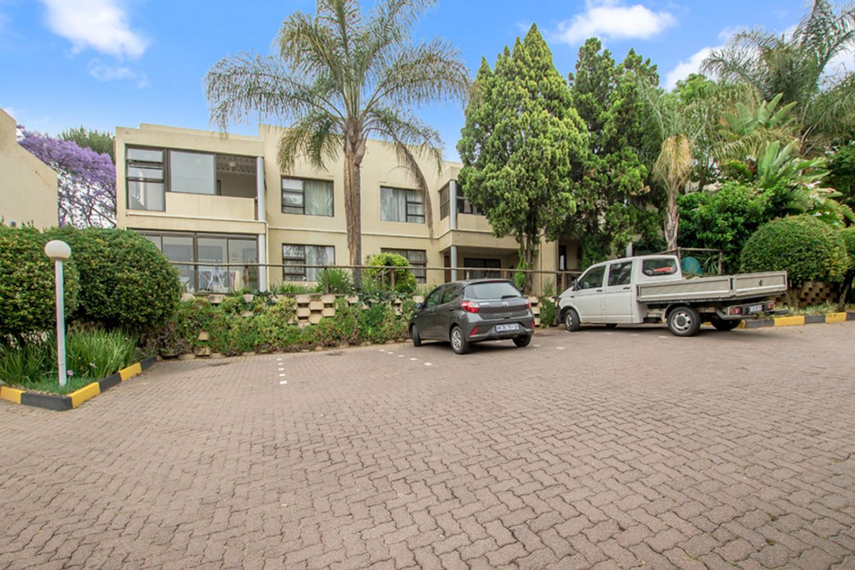 Spacious 2 bedroom, 1 bathroom home with private garden - Photo 4