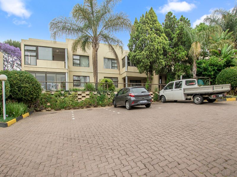 Spacious 2 bedroom, 1 bathroom home with private garden - Photo 4