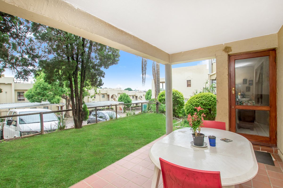 Spacious 2 bedroom, 1 bathroom home with private garden - Photo 5