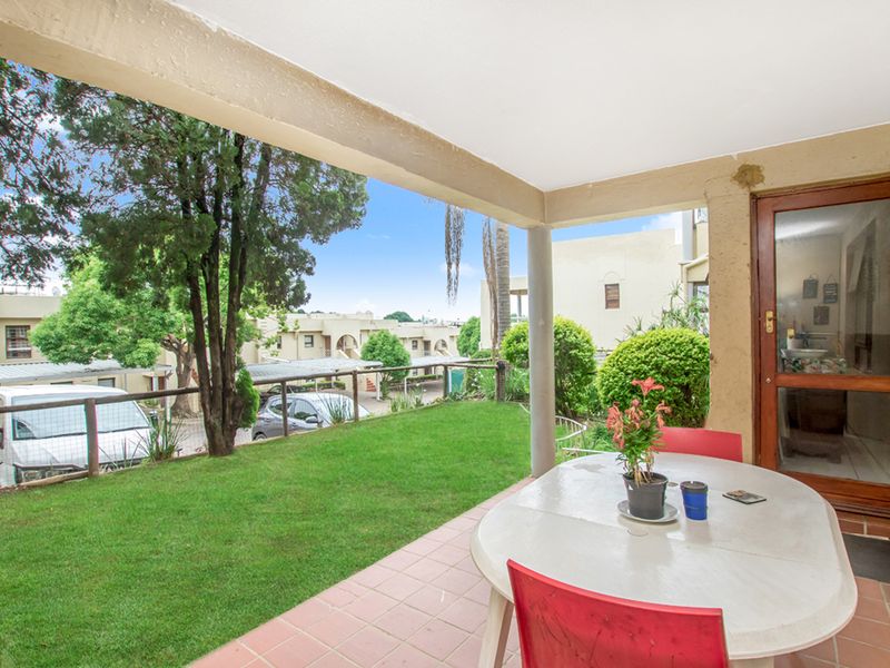 Spacious 2 bedroom, 1 bathroom home with private garden - Photo 5