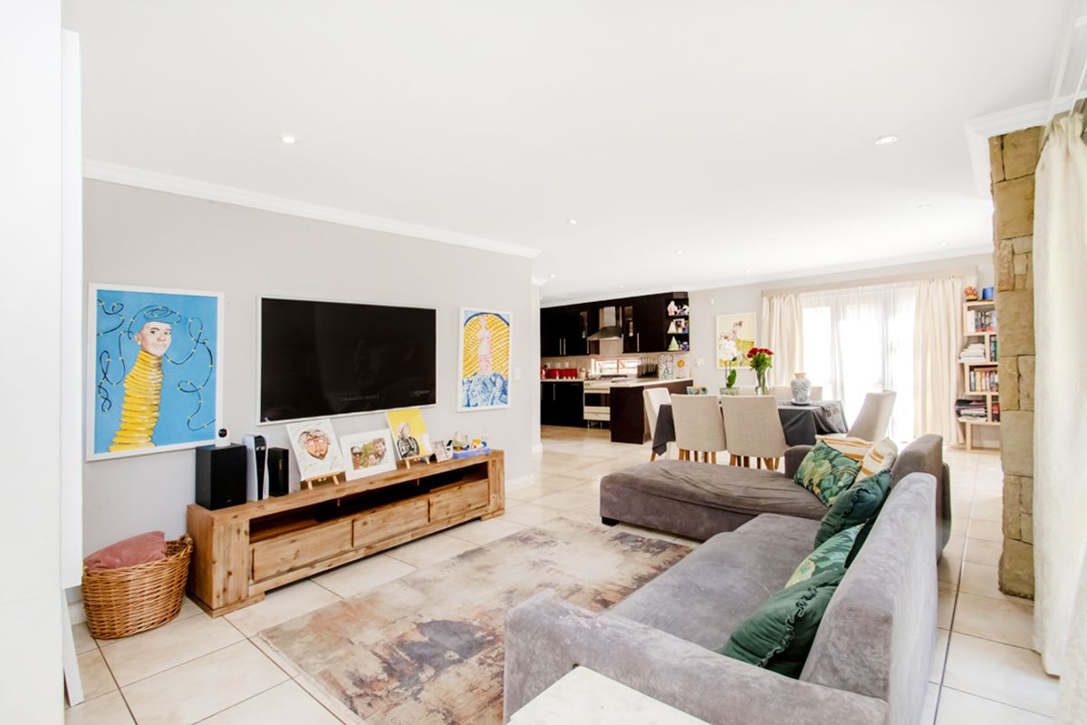 Family friendly 3 bedroom home in a secure estate in Craigavon - Photo 5