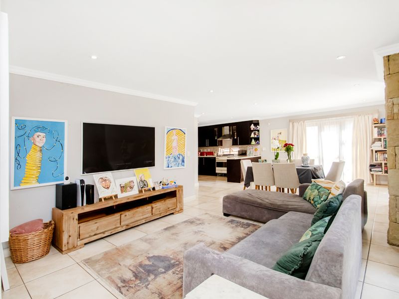 Family friendly 3 bedroom home in a secure estate in Craigavon - Photo 5