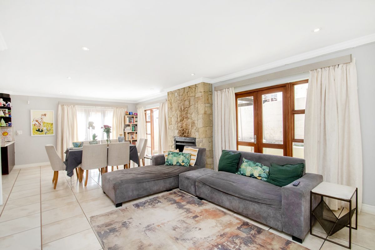 Family friendly 3 bedroom home in a secure estate in Craigavon - Photo 3