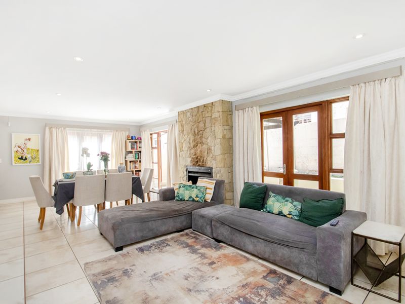 Family friendly 3 bedroom home in a secure estate in Craigavon - Photo 3