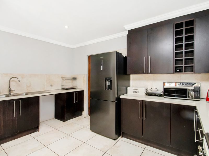 Family friendly 3 bedroom home in a secure estate in Craigavon - Photo 9