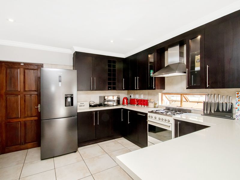 Family friendly 3 bedroom home in a secure estate in Craigavon - Photo 8