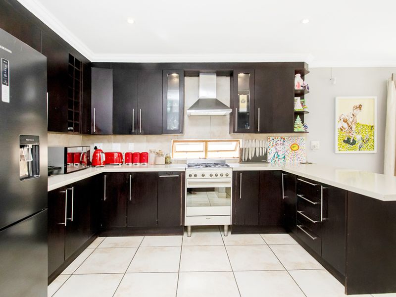 Family friendly 3 bedroom home in a secure estate in Craigavon - Photo 7