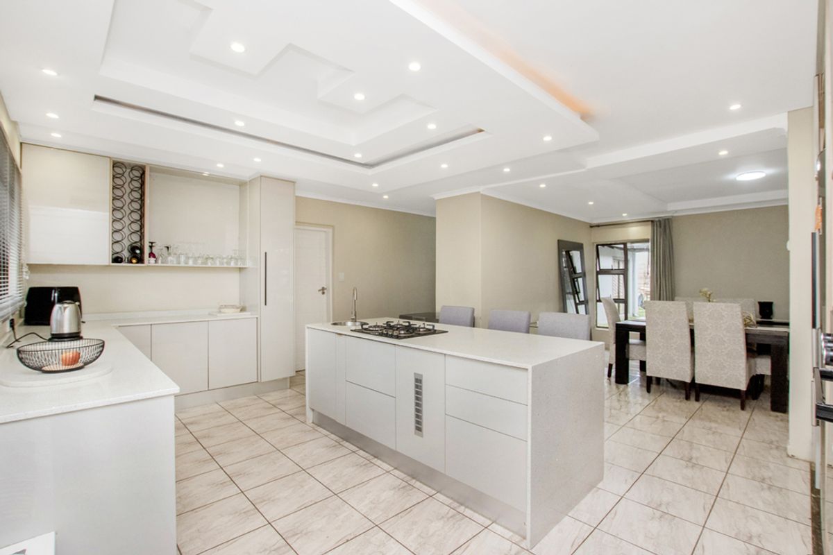 6 Bedrooms 3 Bathroom Freestanding Home for sale in Noordwyk Midrand - Photo 2
