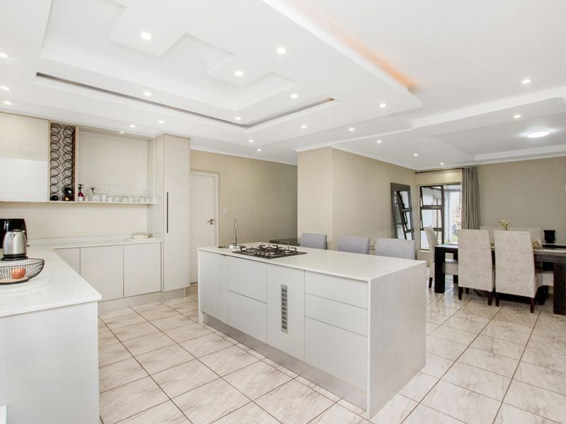 6 Bedrooms 3 Bathroom Freestanding Home for sale in Noordwyk Midrand - Photo 2