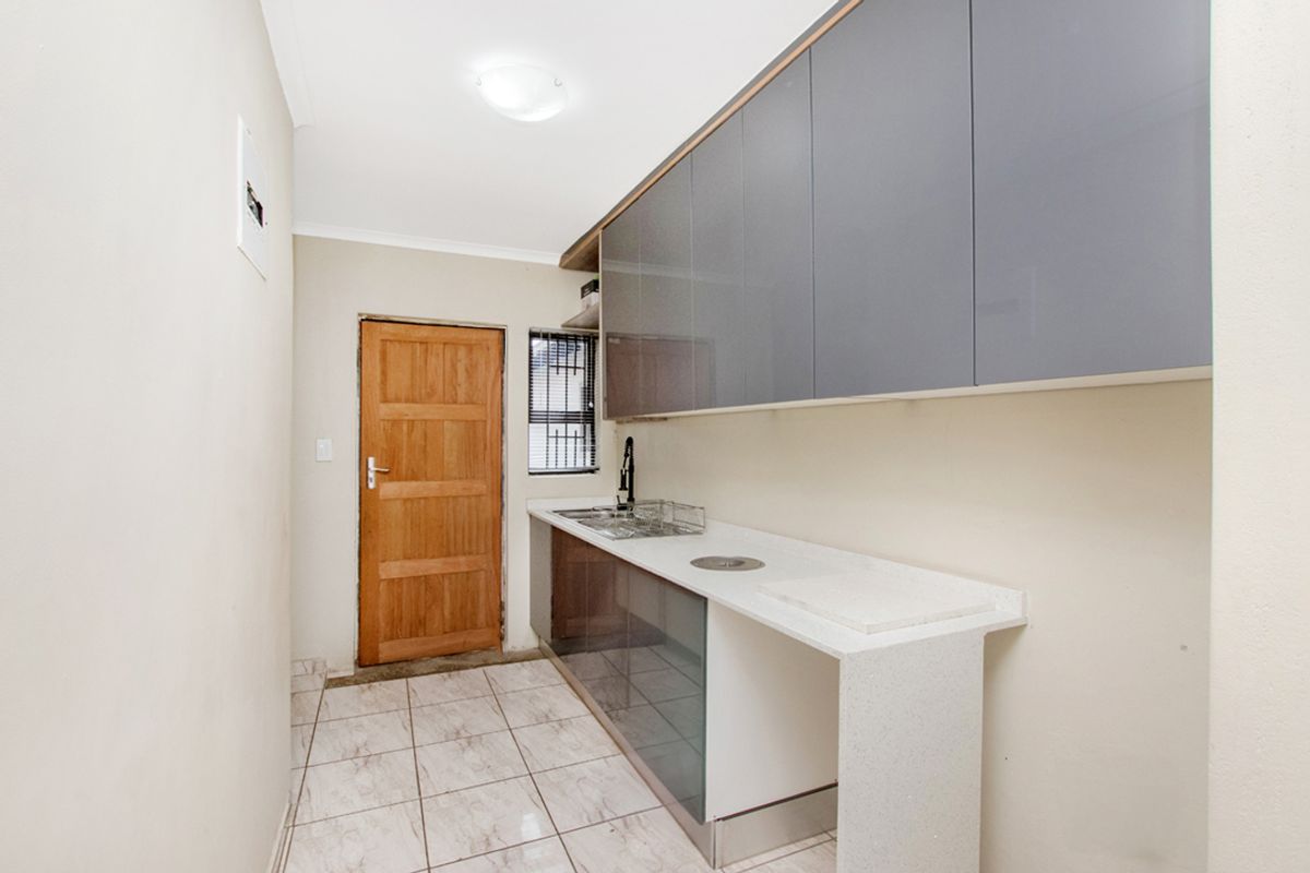 6 Bedrooms 3 Bathroom Freestanding Home for sale in Noordwyk Midrand - Photo 4