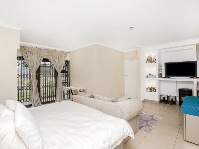 6 Bedrooms 3 Bathroom Freestanding Home for sale in Noordwyk Midrand - Photo 9