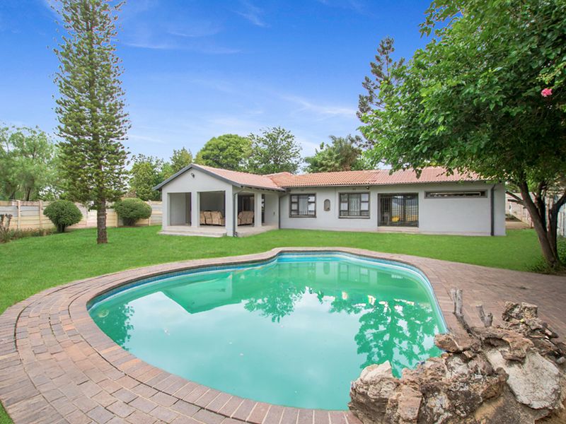 6 Bedrooms 3 Bathroom Freestanding Home for sale in Noordwyk Midrand - Photo 8