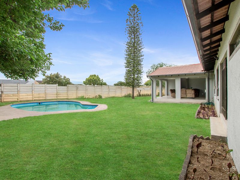 6 Bedrooms 3 Bathroom Freestanding Home for sale in Noordwyk Midrand - Photo 7