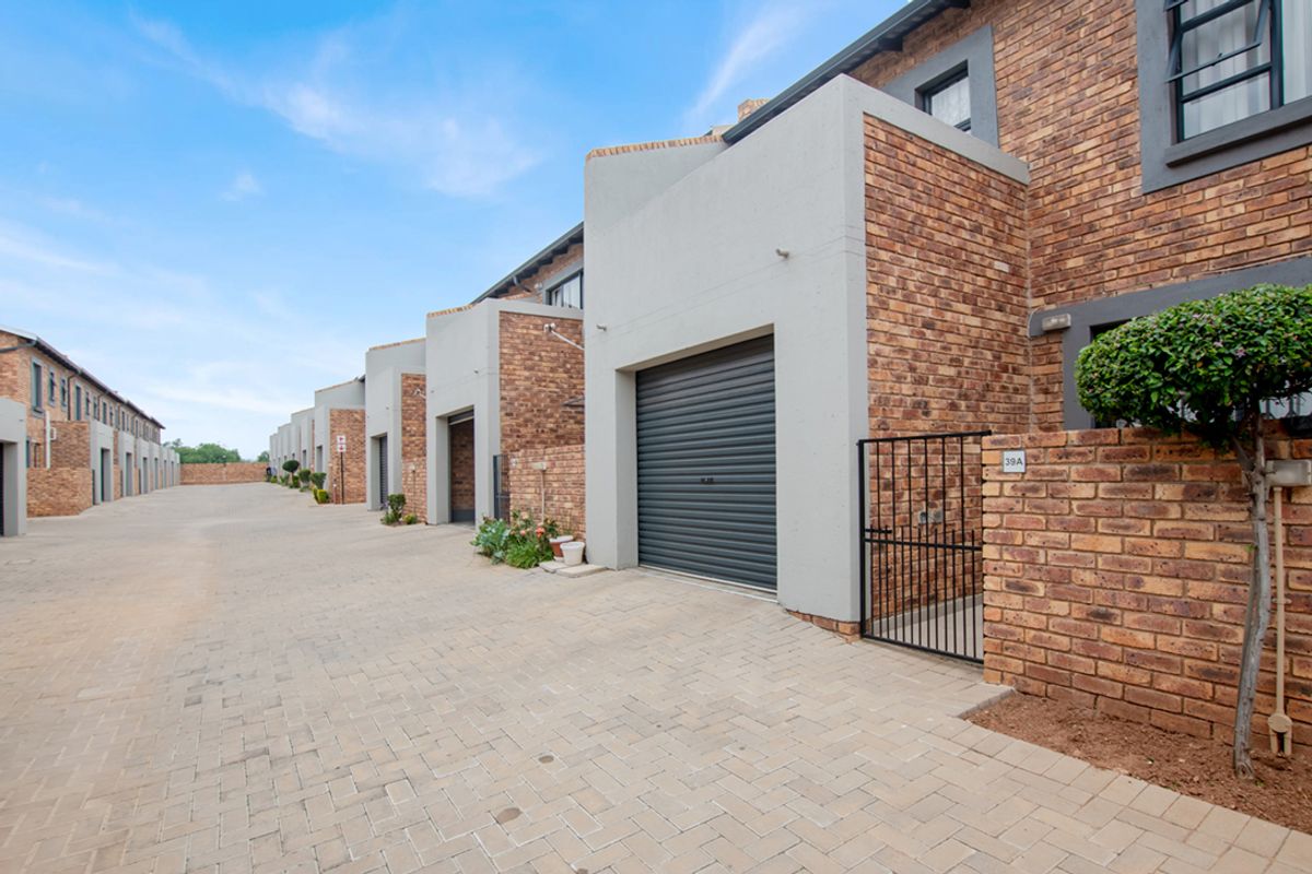 Bringing you this neat lock up and go! move in ready, stunning duplex! - Photo 2