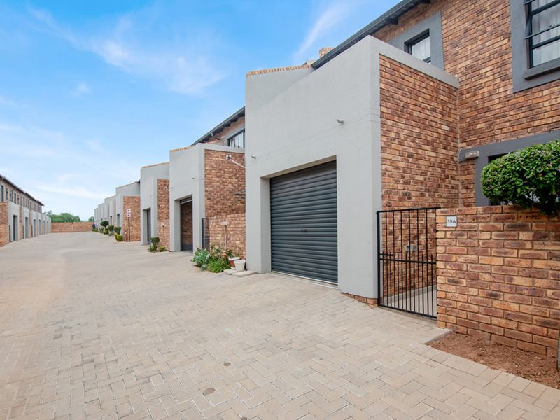 Bringing you this neat lock up and go! move in ready, stunning duplex! - Photo 2