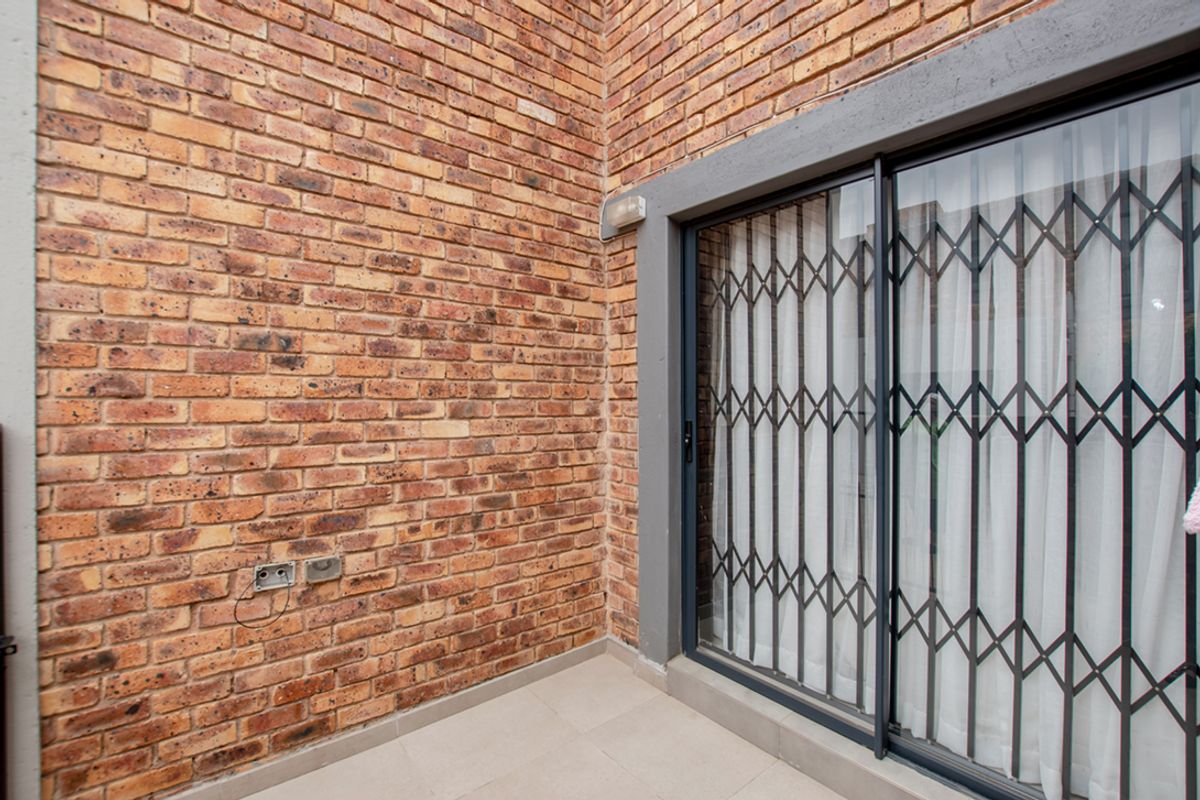 Bringing you this neat lock up and go! move in ready, stunning duplex! - Photo 4