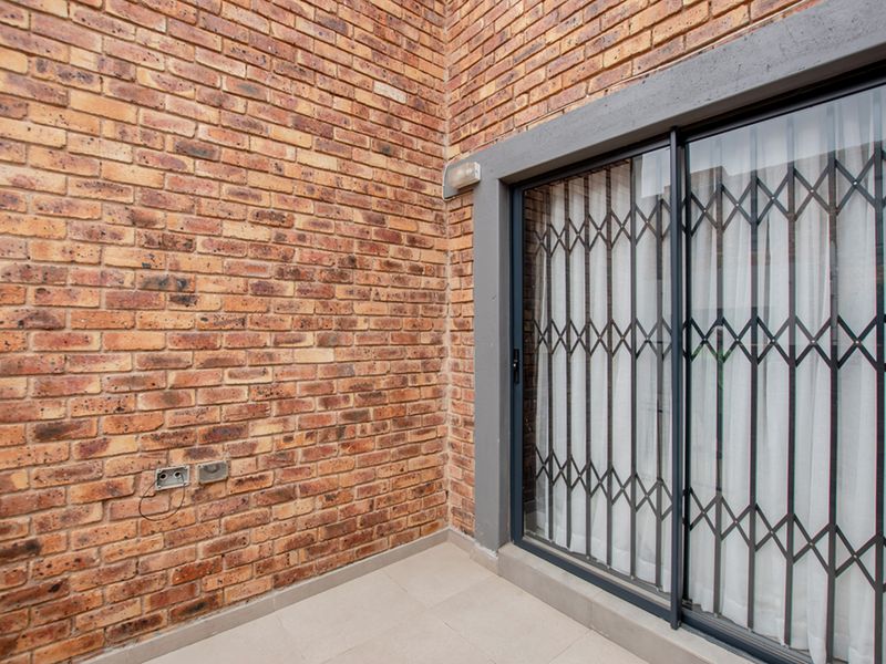 Bringing you this neat lock up and go! move in ready, stunning duplex! - Photo 4
