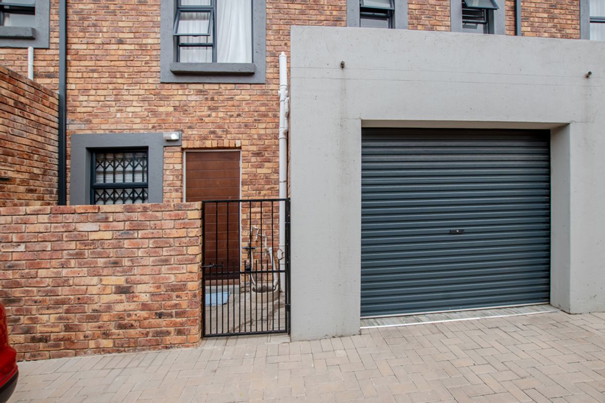 Bringing you this neat lock up and go! move in ready, stunning duplex! - Photo 3