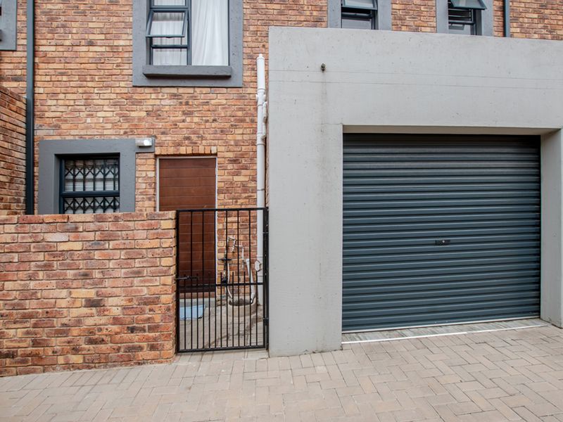 Bringing you this neat lock up and go! move in ready, stunning duplex! - Photo 3