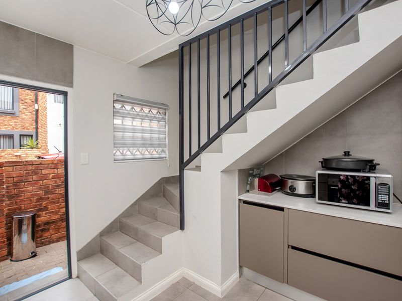 Bringing you this neat lock up and go! move in ready, stunning duplex! - Photo 10