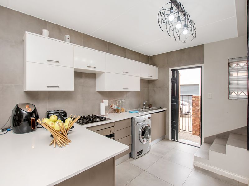 Bringing you this neat lock up and go! move in ready, stunning duplex! - Photo 8