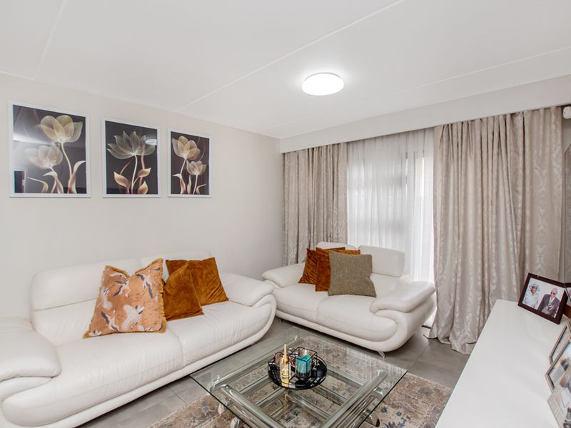 Bringing you this neat lock up and go! move in ready, stunning duplex! - Photo 7