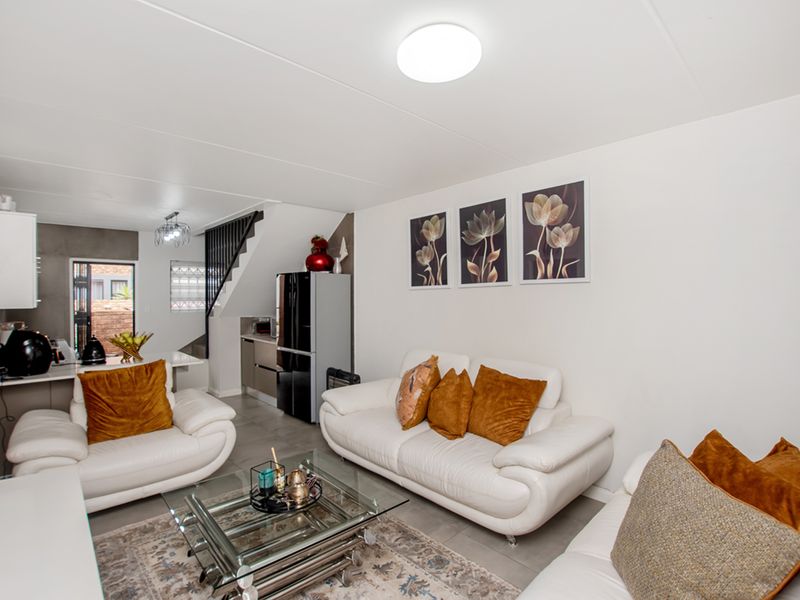 Bringing you this neat lock up and go! move in ready, stunning duplex! - Photo 6