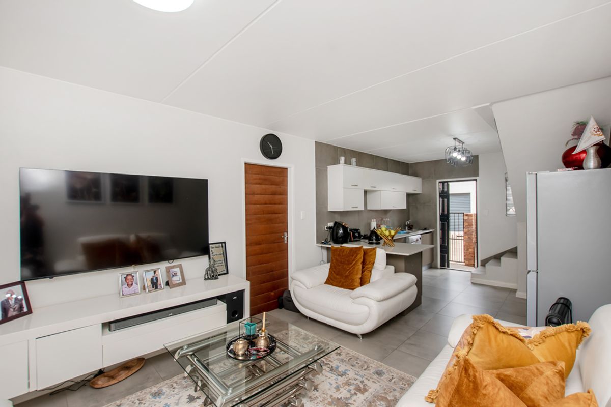 Bringing you this neat lock up and go! move in ready, stunning duplex! - Photo 5