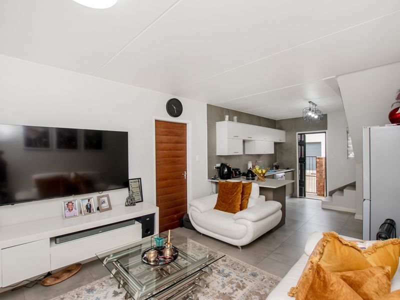 Bringing you this neat lock up and go! move in ready, stunning duplex! - Photo 5