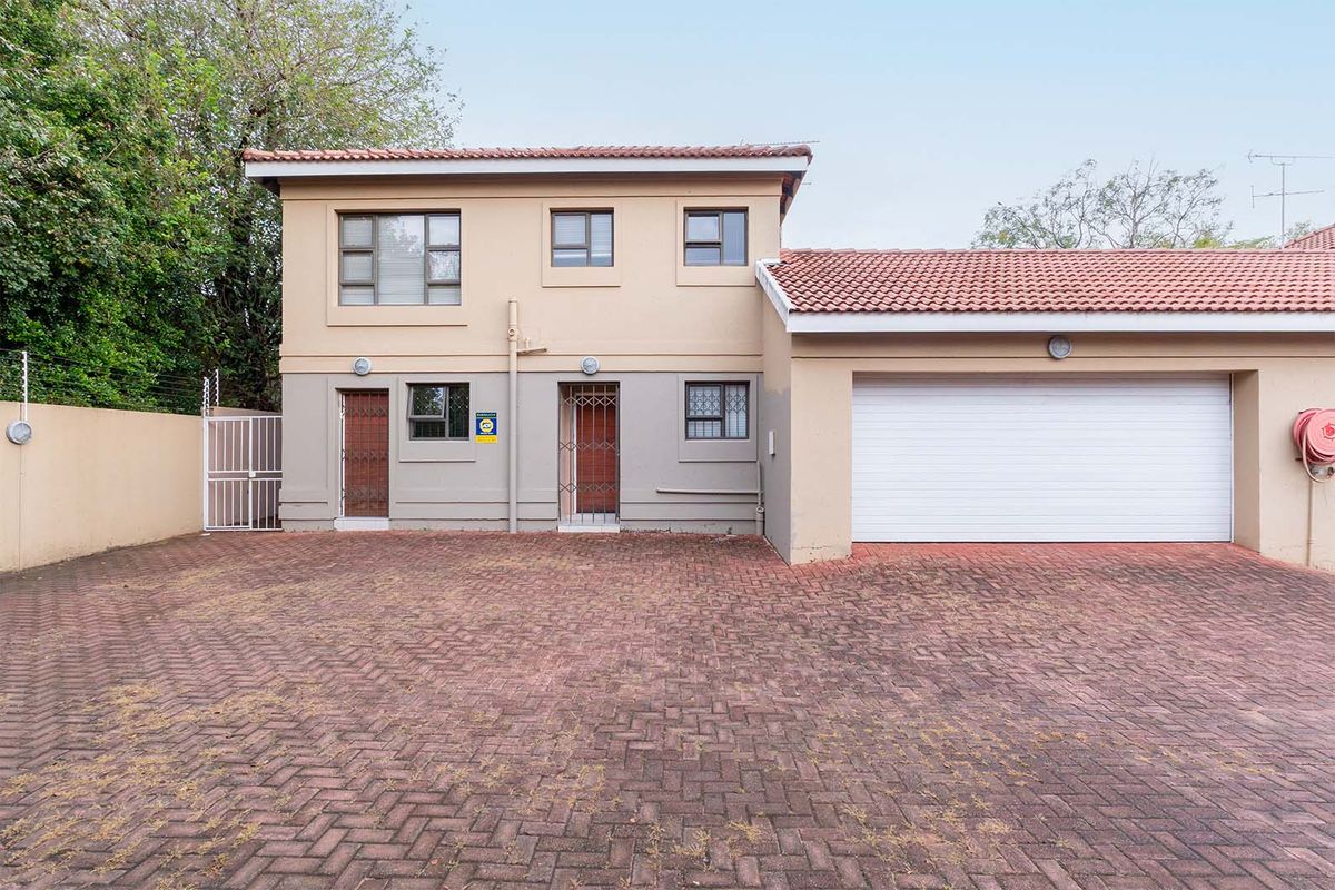 Cluster Home in secure complex - Photo 4