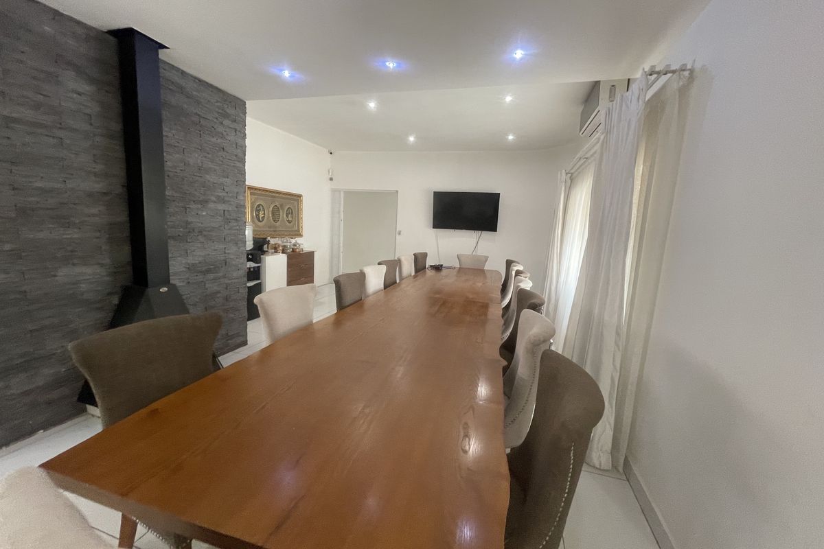 Expansive 8-Bedroom Family Home with Granny Flat and Study - Photo 3