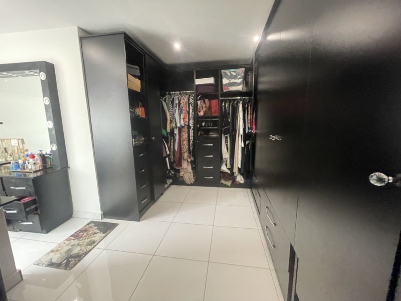 Expansive 8-Bedroom Family Home with Granny Flat and Study - Photo 7