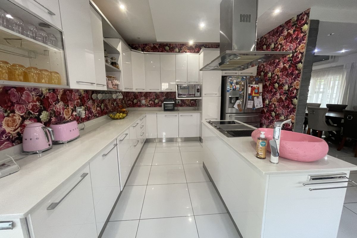 Expansive 8-Bedroom Family Home with Granny Flat and Study - Photo 2