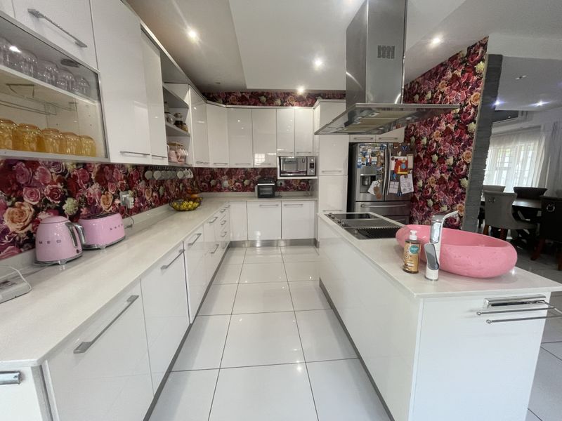 Expansive 8-Bedroom Family Home with Granny Flat and Study - Photo 2