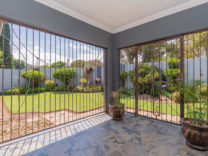 Modern Elegance + Smart Living at this Renovated 3 Bedroom 2 Bathroom Home - Photo 10