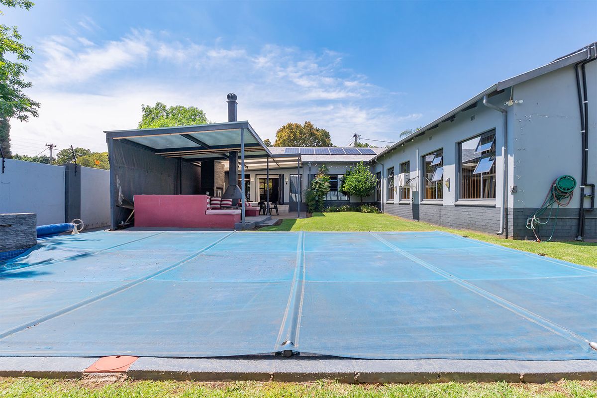 Modern Elegance + Smart Living at this Renovated 3 Bedroom 2 Bathroom Home - Photo 5