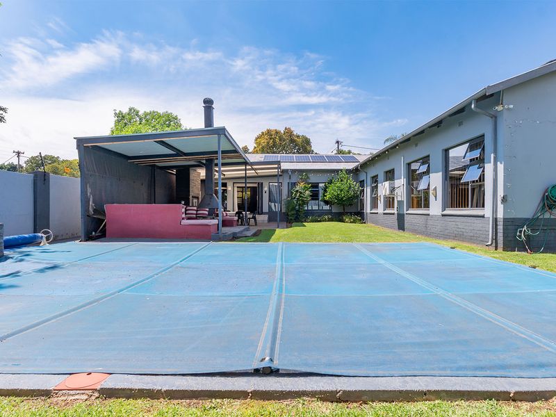 Modern Elegance + Smart Living at this Renovated 3 Bedroom 2 Bathroom Home - Photo 5