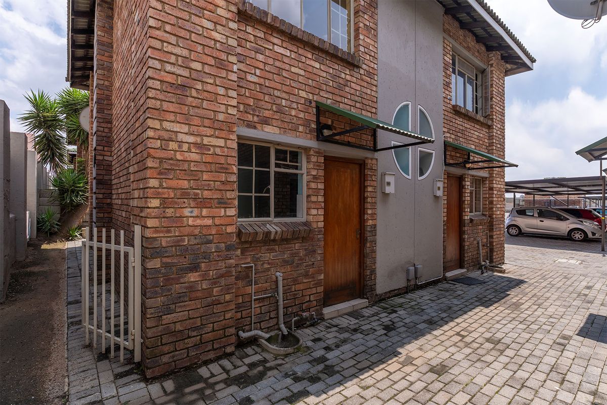 Located in the desirable area of Edleen, Kempton Park, this unit is situated on Modderfontein Road, - Photo 2