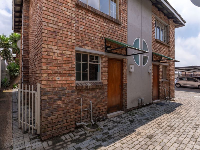 Located in the desirable area of Edleen, Kempton Park, this unit is situated on Modderfontein Road, - Photo 2